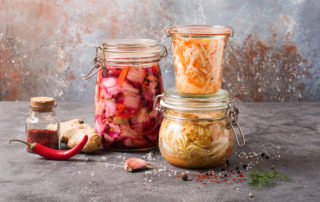 fermentiertes Gemüse, Kimchi in Glasgläsern, marinierte Konserven, natürliche Probiotika