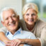 Alterungsprozess und Mikrobiom: Glückliches Seniorenpaar zuhause