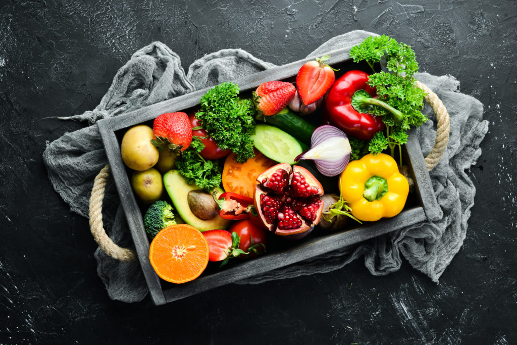 Eine volle Kiste voller frischen Obst und Gemüse