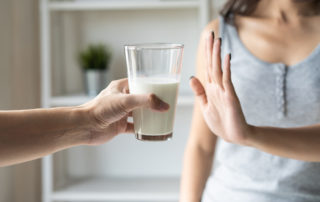 Eine Frau sagt nein zu einem Glas Milch