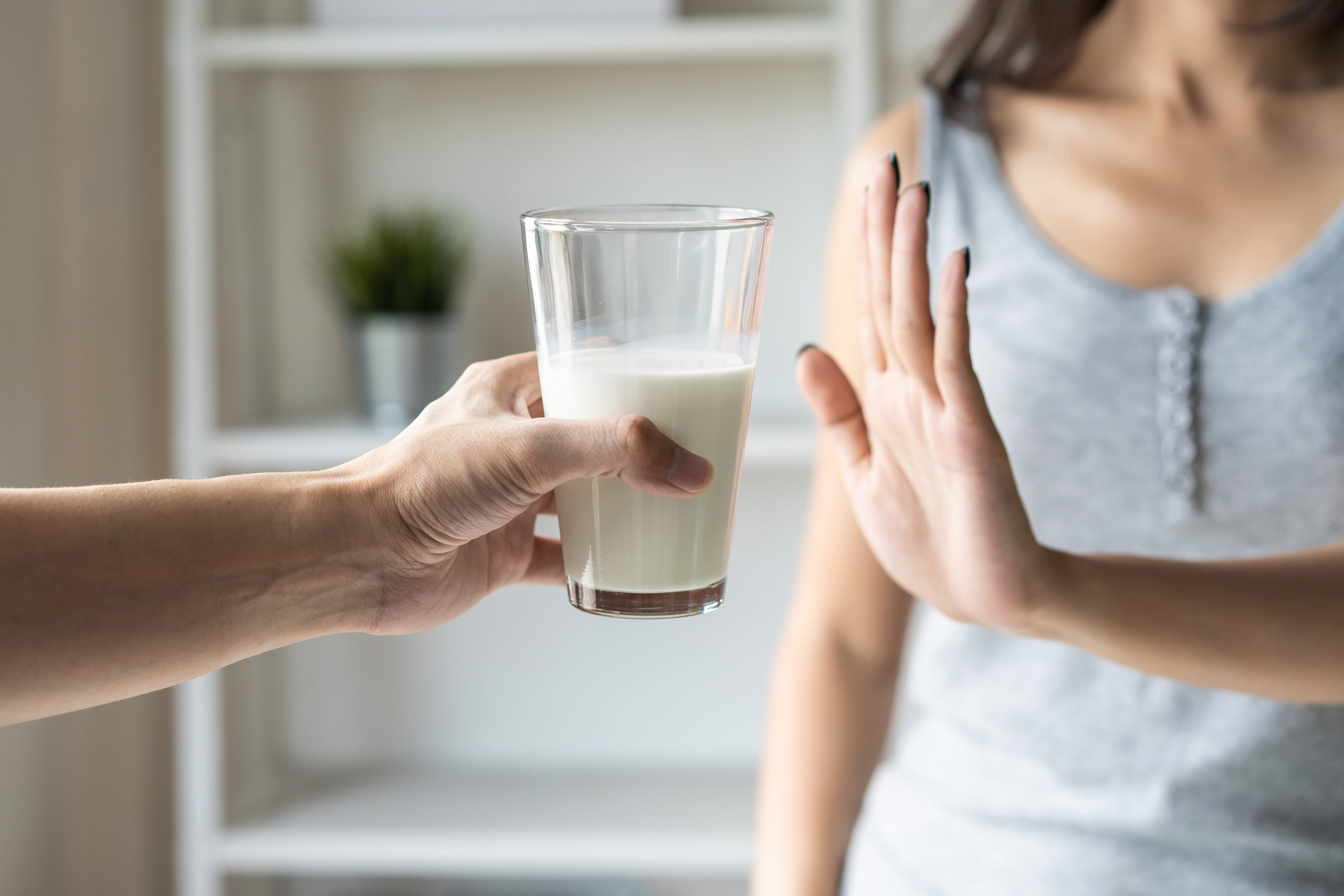 Eine Frau sagt nein zu einem Glas Milch